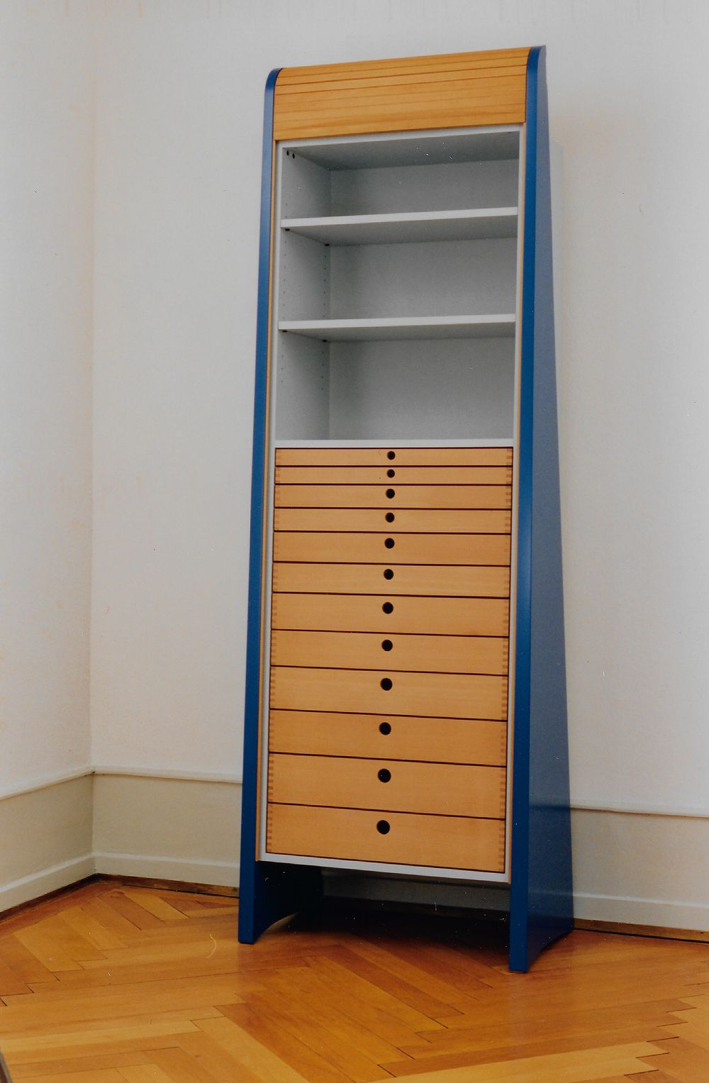 Le Meuble bleu, rideau ouvert sur ses tiroirs